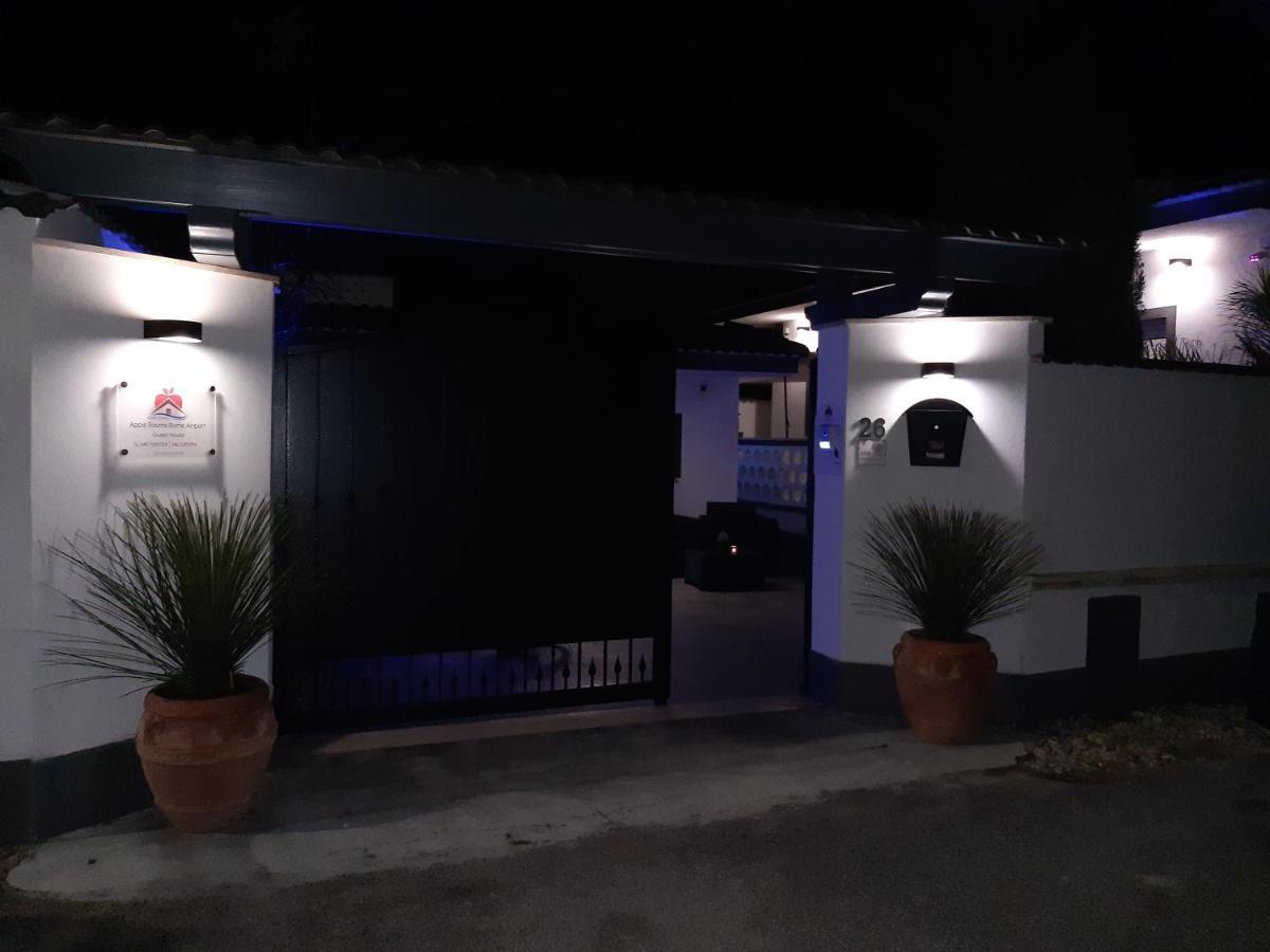Apple Rooms Rome Airport Fiumicino Bagian luar foto Entrance to the museum