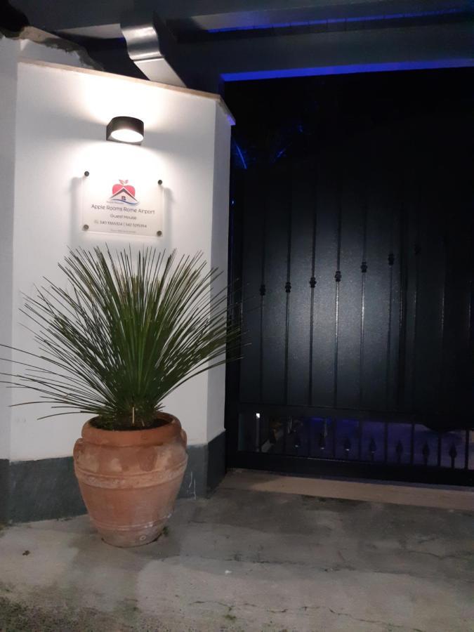 Apple Rooms Rome Airport Fiumicino Bagian luar foto Entrance to the museum