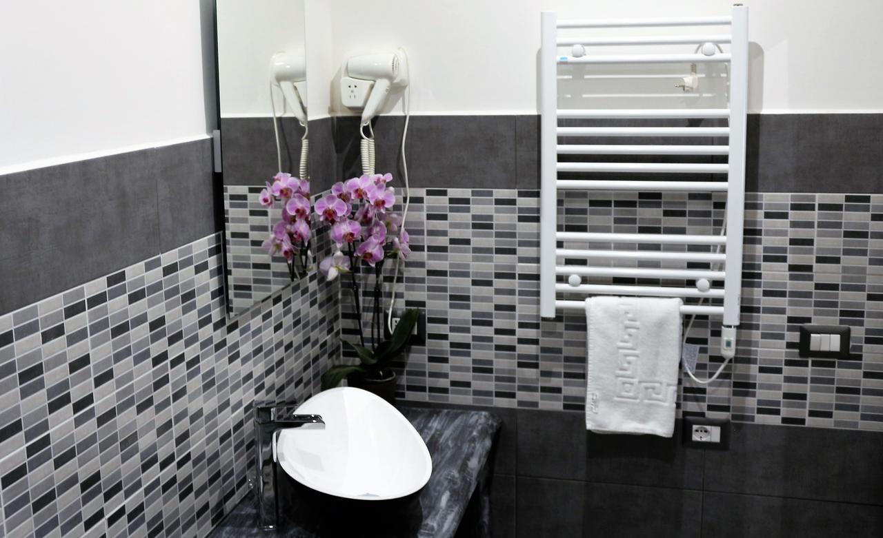 Apple Rooms Rome Airport Fiumicino Bagian luar foto A heated towel rail