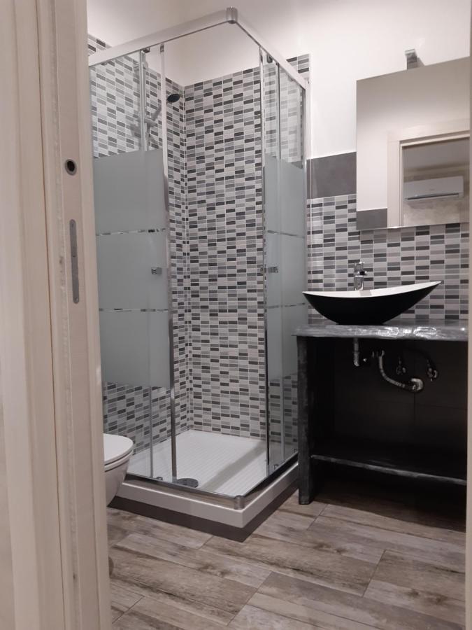 Apple Rooms Rome Airport Fiumicino Bagian luar foto A shower cubicle